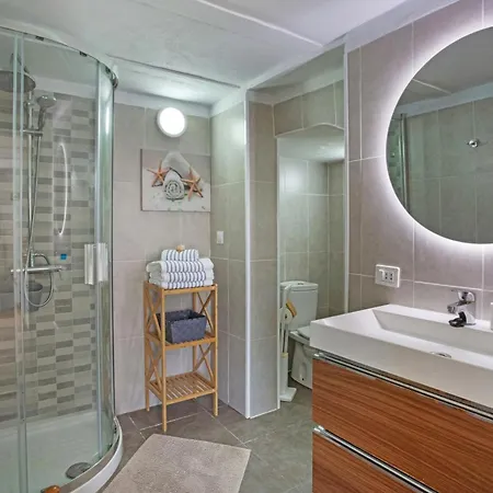 Piscina Climatizada 度假居 *